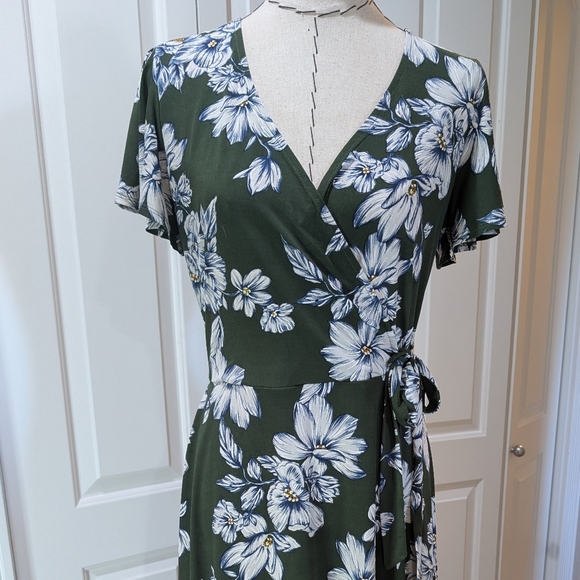 Fortune & Ivy Dresses & Skirts - Chic Floral Wrap Midi Dress in Green and White L